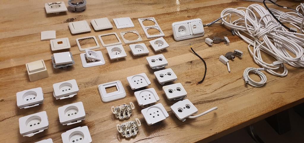 Divers schakelmateriaal (Jung st550 creme), Doe-het-zelf en Verbouw, Ophalen of Verzenden, Stopcontact