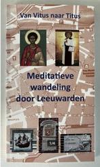 Meditatieve wandeling door Leeuwarden van Vitus naar Titus, Ophalen of Verzenden, Zo goed als nieuw, Fiets- of Wandelgids