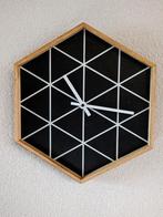 Leuke hexagon wandklok staande klok hout zwart wit!, Analoog, Ophalen of Verzenden, Wandklok, Zo goed als nieuw