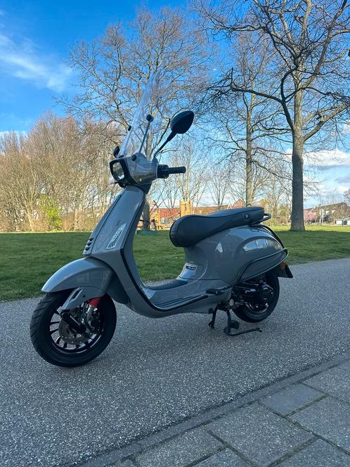 Vespa Sprint Nardo Grey. Snor uitvoering. Nieuwstaat!!, Fietsen en Brommers, Scooters | Vespa, Zo goed als nieuw, Overige modellen