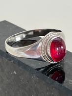 Zilveren ring met rode steen, Sieraden, Tassen en Uiterlijk, Ringen, 19 tot 20, Ophalen of Verzenden, Zo goed als nieuw, Dame