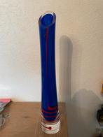 Blauwe glazen vaas met rode accenten, Blauw, Ophalen of Verzenden, 75 cm of meer, Glas