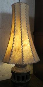 Aparte vloerlamp met varkensleren kap en wagenwiel voet., Huis en Inrichting, Gebruikt, Hout, Minder dan 100 cm, Antiek