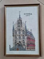 Kruissteek Gouda Stadhuis Ingelijst, Antiek en Kunst, Kunst | Etsen en Gravures, Ophalen of Verzenden