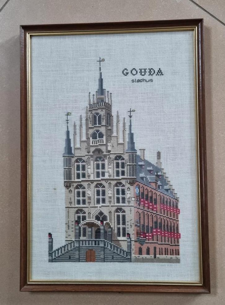 Kruissteek Gouda Stadhuis Ingelijst, Antiek en Kunst, Kunst | Etsen en Gravures, Ophalen of Verzenden