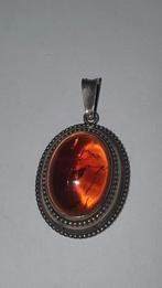 Antieke zilveren hanger met amber, Gebruikt, Overige voorstellingen, Bruin, Ophalen of Verzenden