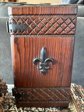 Houten Kistje met Fleur de Lis beschikbaar voor biedingen