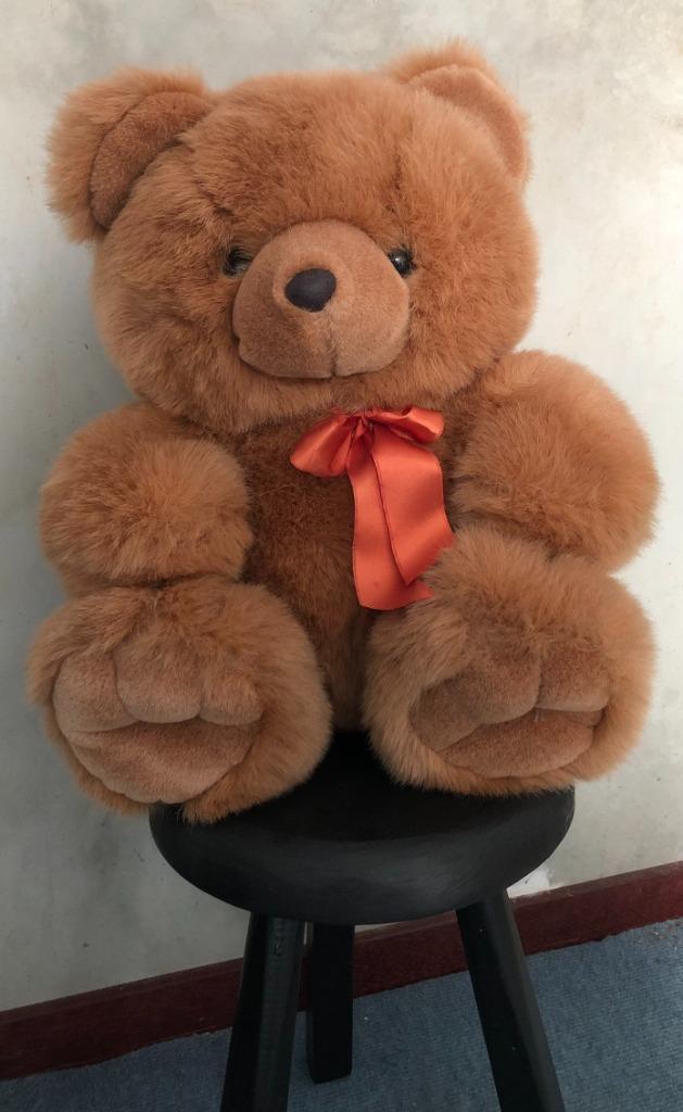 Bruine zittende knuffelbeer, Kinderen en Baby's, Speelgoed | Knuffels en Pluche, Zo goed als nieuw, Beer, Ophalen of Verzenden