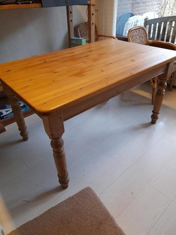 Grenenhouten tafel