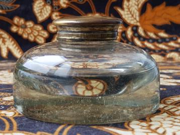 Antieke Engelse inktpot van glas en koper 8,8 cm. uit 1880. beschikbaar voor biedingen