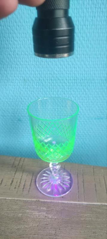 Antiek uranium glaasje. beschikbaar voor biedingen