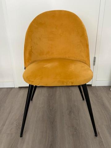 2 yellow chairs beschikbaar voor biedingen