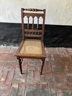 Klassieke houten stoel met gevlochten zitting, Ophalen