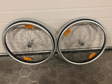 2 rolstoelwielen met antilekbanden beschikbaar voor biedingen