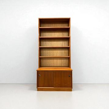 Vintage hoge boekenkast / etagere / vitrine beschikbaar voor biedingen