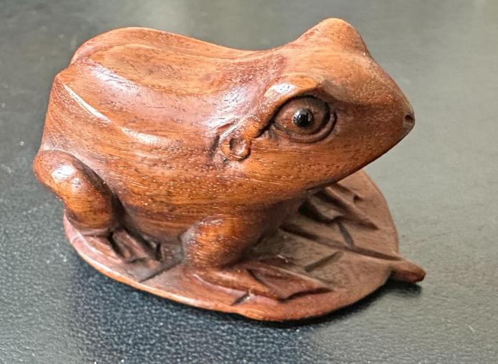 Netsuke van een kikker op een blad Late Meijiperiode Japan, Antiek en Kunst, Kunst | Niet-Westerse kunst, Ophalen of Verzenden