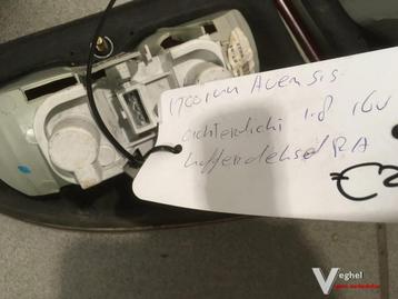 Toyota avensis achterlicht L+R in kofferbak in achter scherm beschikbaar voor biedingen