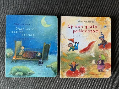 Daar buiten loopt een schaap. & Op een grote paddenstoel., Boeken, Kinderboeken | Baby's en Peuters, Zo goed als nieuw, Ophalen of Verzenden
