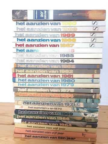 Het aanzien van jaarboeken wereldnieuws vanaf 1900 tot 2000 beschikbaar voor biedingen