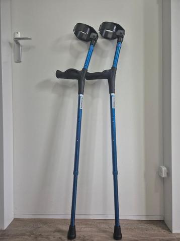 Metallic blauwe elleboogkrukken anatomische soft grip  beschikbaar voor biedingen