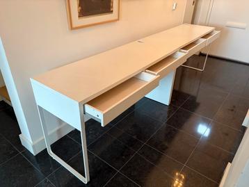 Twee witte IKEA Micke bureautjes - Zo goed als nieuw! beschikbaar voor biedingen