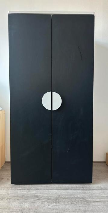 Kledingkast beschikbaar voor biedingen