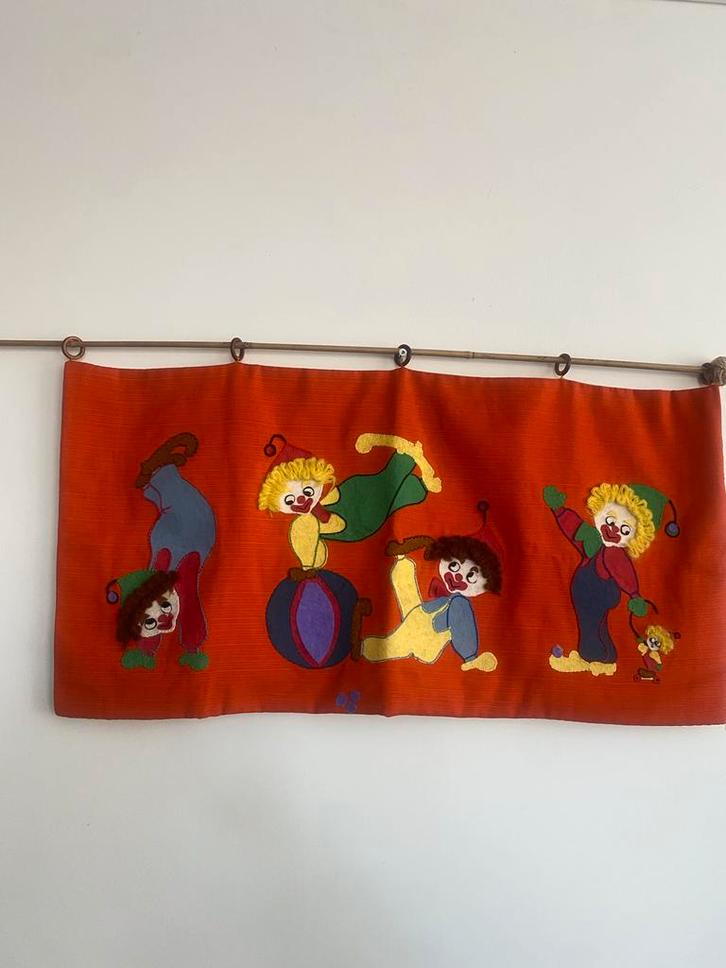 Vintage / retro oranje Wandkleed met Clowns, Huis en Inrichting, Woonaccessoires | Wanddecoraties, Gebruikt, Ophalen of Verzenden