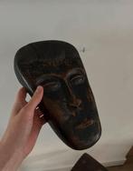 Oud houten masker, Ophalen