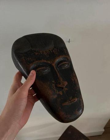 Oud houten masker beschikbaar voor biedingen