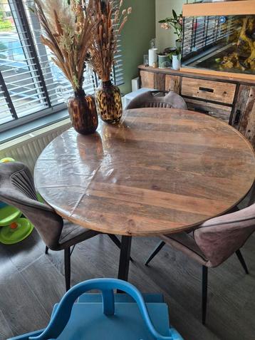 Ronde tafel met stoelen beschikbaar voor biedingen