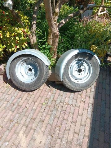2 spatborden  voor aanhangwagen  beschikbaar voor biedingen