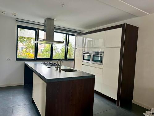 Hippe keuken te koop!, Huis en Inrichting, Keuken | Complete keukens, Gebruikt, Wit, Kunststof, Greeploos, Met kookeiland, Hoogglans of Gelakt