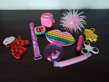 Fidget toys (11 stuks) en een knuffel beschikbaar voor biedingen