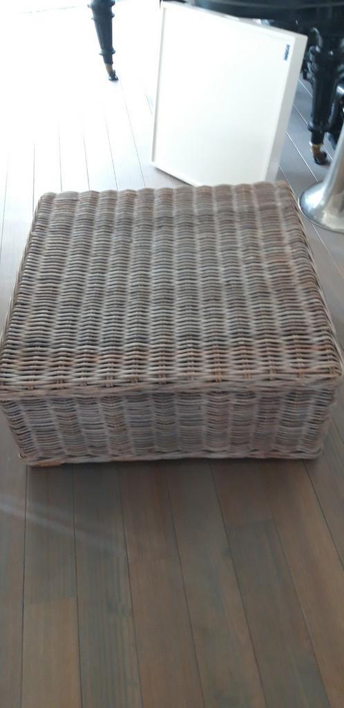 Rieten/rotan hocker/salontafel 90 bij 90, Huis en Inrichting, Banken | Voetenbanken en Poefen, Zo goed als nieuw, 50 tot 75 cm