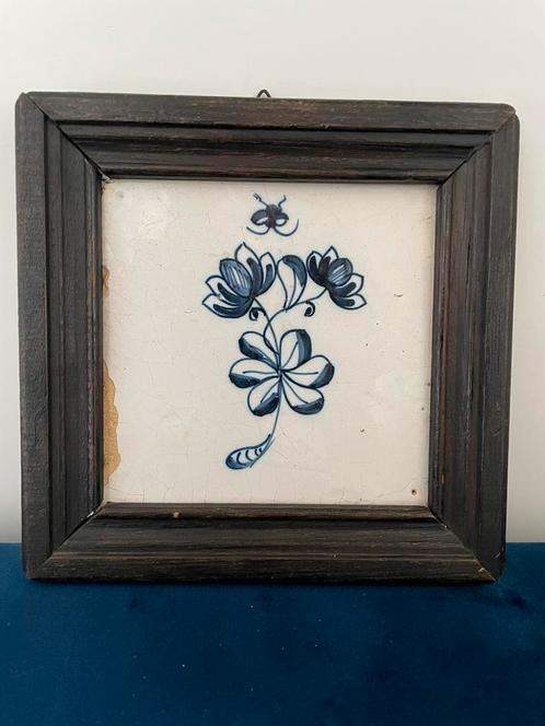 Delfts Blauw tegeltje | bloem met insect | 18e eeuw, Antiek en Kunst, Antiek | Wandborden en Tegels, Ophalen of Verzenden