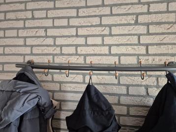 Mooie Wandkapstok met Houten Details beschikbaar voor biedingen
