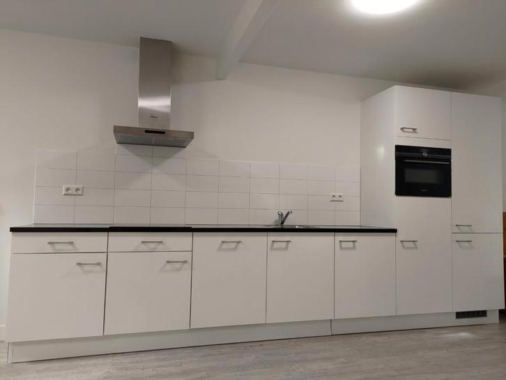 Zeer nette keuken, incl kookplaat en afzuiger. Zelf demonten, Huis en Inrichting, Keuken | Complete keukens, Zo goed als nieuw