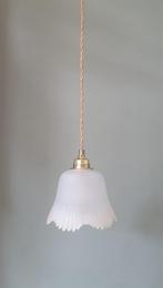 Vintage Florale hanglamp van 'frosted' glas, Huis en Inrichting, Vintage, Ophalen of Verzenden, Zo goed als nieuw, Glas