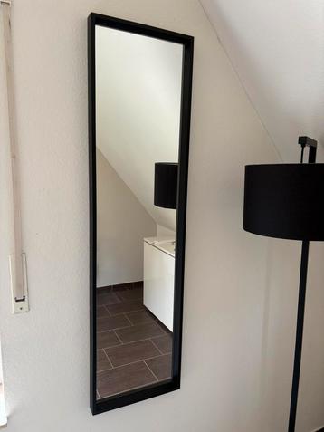 Zwarte wand spiegel beschikbaar voor biedingen