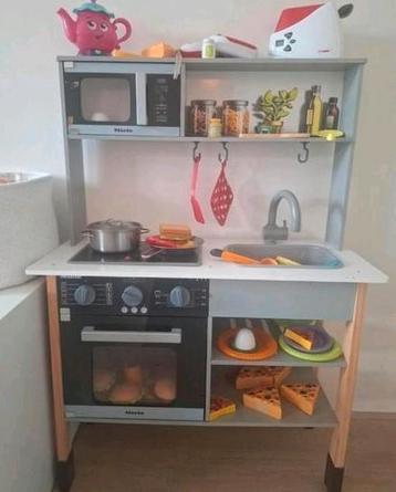 Speelkeukentje beschikbaar voor biedingen