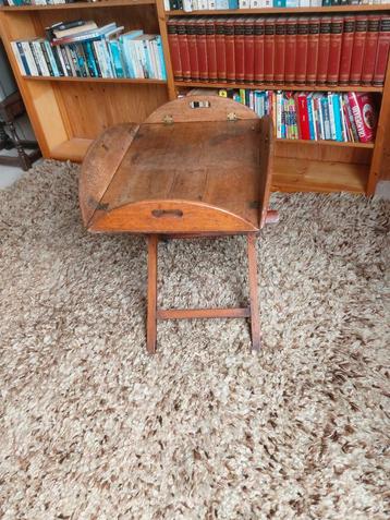 Antieke Franse Butlertafel beschikbaar voor biedingen