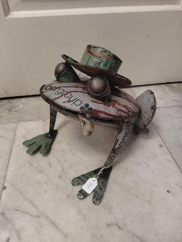 Stoere kikker met hoed van gerecycled blik beschikbaar voor biedingen