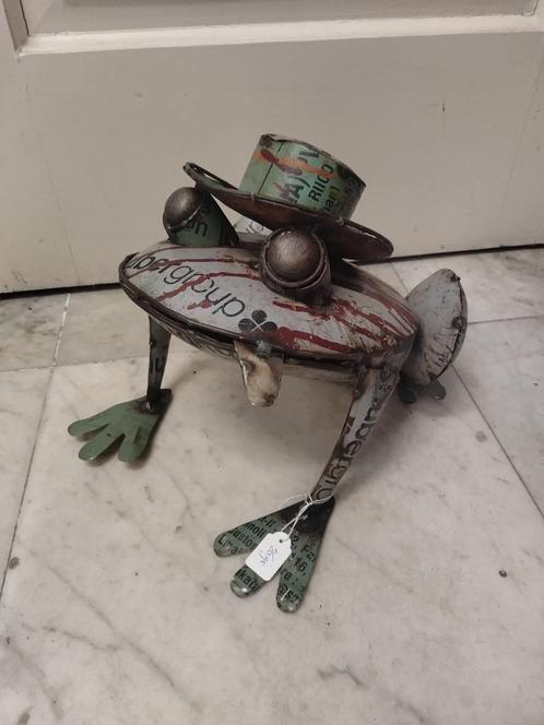 Stoere kikker met hoed van gerecycled blik, Verzamelen, Beelden en Beeldjes, Nieuw, Dier, Ophalen of Verzenden