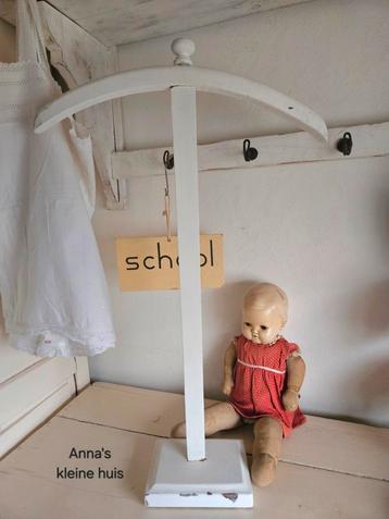 Oude brocante witte kinderkleding standaard