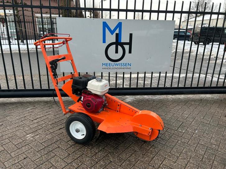 Dosko 337-13H benzine boomstronkenfrees/stobbenfrees, Tuin en Terras, Hand-tuingereedschap, Gebruikt, Overige soorten, Ophalen