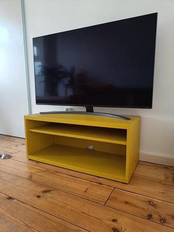 Geel TV-kastje