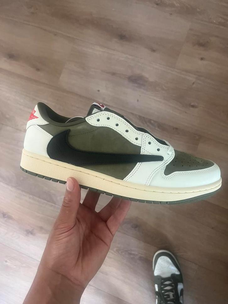 Jordan 1 low Medium Olive 41 42 42,5 en 43 travis scott, Kleding | Heren, Schoenen, Nieuw, Overige kleuren, Ophalen of Verzenden