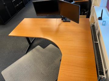 Hoekbureaus vier stuks beschikbaar voor biedingen