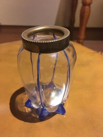 Antiek lepelvaasje van glas met blauw en metalen rand beschikbaar voor biedingen