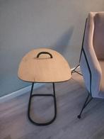 Handige bijzettafel met zwart onderstel en handgreep, Ophalen, Rond, Minder dan 55 cm